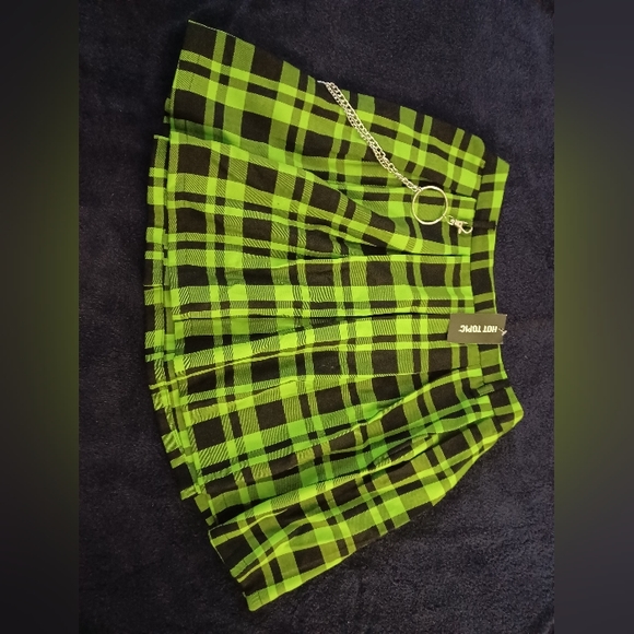Hot Topic Green & Black Plaid Pleated Chain Skirt - Picture 2 of 3